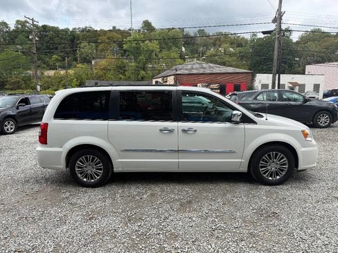 Used 2013 Chrysler Town & Country Touring-L w/ Entertainment Group #2 image 6