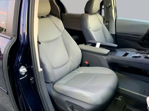 Used 2023 Toyota Sienna XLE w/ Protection Package (TMS) FWD image 9