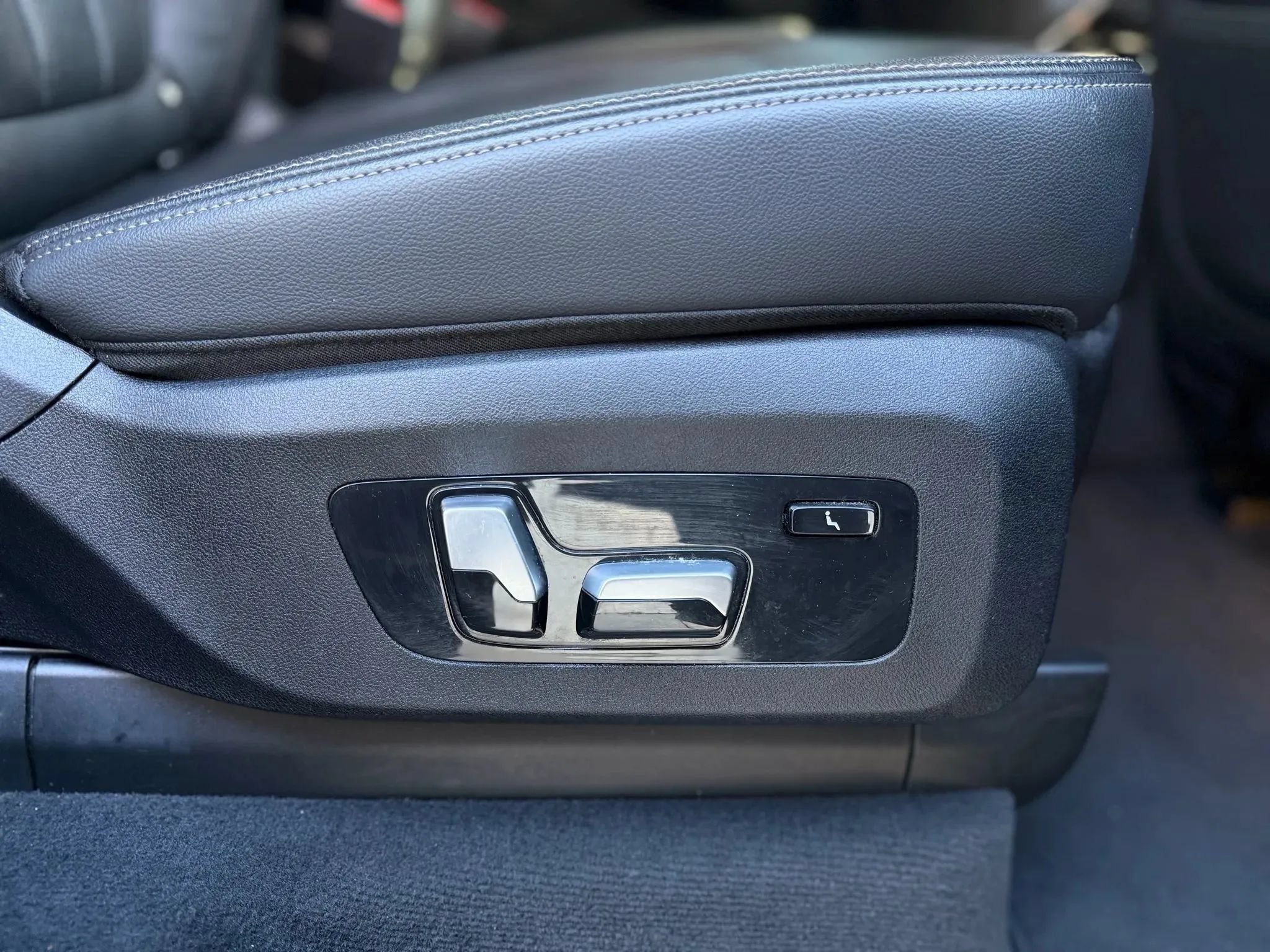 Used 2019 BMW X7 xDrive40i w/ Premium Package AWD/4WD image 16