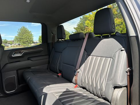 Used 2024 Chevrolet Silverado 1500 RST w/ Z71 Off-Road Package AWD/4WD image 8