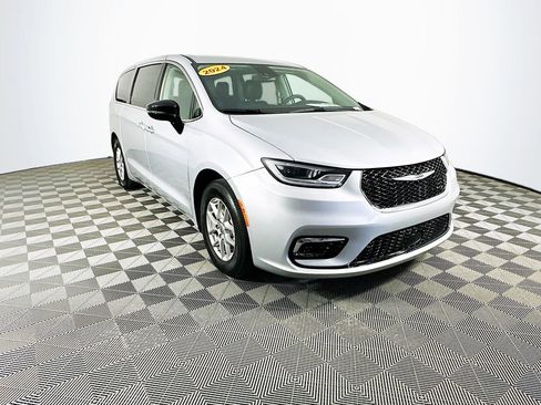 Certified 2024 Chrysler Pacifica Touring-L image 2