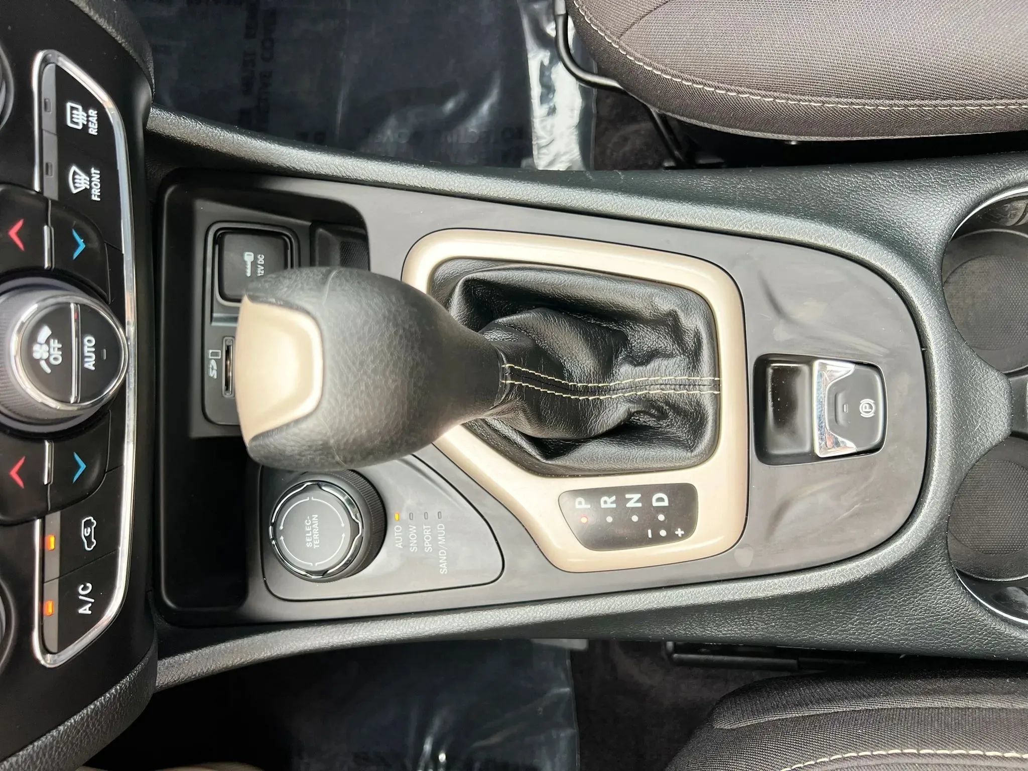 Used 2016 Jeep Cherokee Latitude w/ Comfort/Convenience Group AWD/4WD image 28