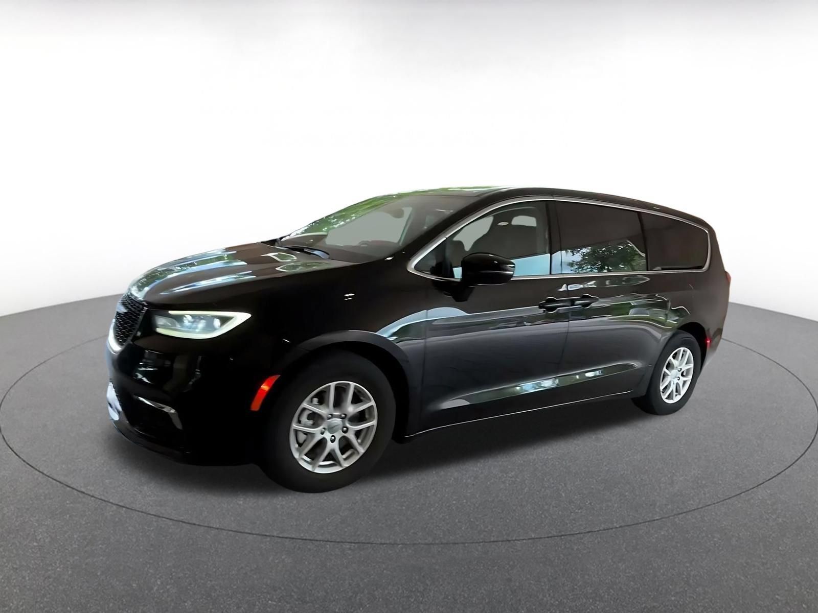 Used 2024 Chrysler Pacifica Touring-L FWD image 6
