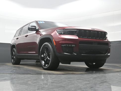 Used 2025 Jeep Grand Cherokee L Limited w/ Luxury Tech Group II image 33