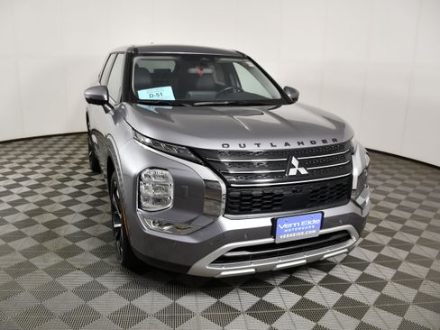 Used 2024 Mitsubishi Outlander AWD image 3