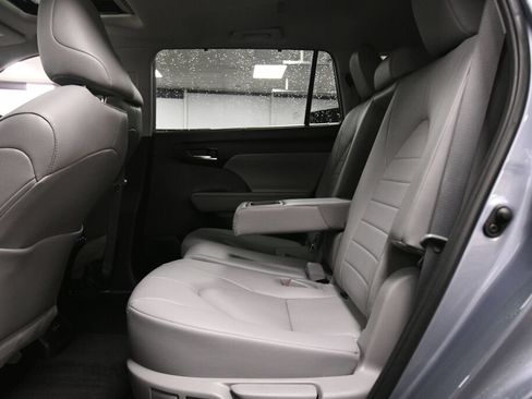 Used 2023 Toyota Highlander XLE AWD/4WD image 20