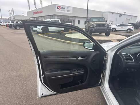 Used 2019 Chrysler 300 Touring L w/ Quick Order Package 22F image 11