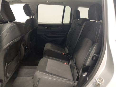 Used 2023 Jeep Grand Cherokee Laredo AWD/4WD image 18