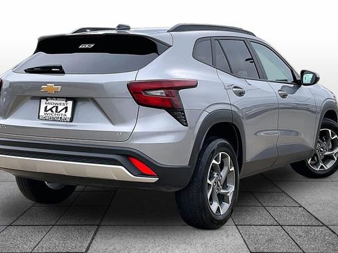 Used 2025 Chevrolet Trax LT FWD image 13