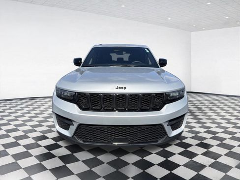 Used 2023 Jeep Grand Cherokee Altitude AWD/4WD image 4