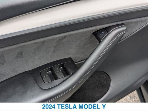 Used 2024 Tesla Model Y Long Range AWD/4WD image 13