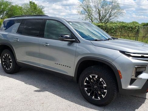 Used 2025 Chevrolet Traverse Z71 w/ Driver Confidence Package image 1