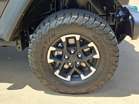 Used 2025 Jeep Wrangler Unlimited Rubicon 4xe w/ Convenience Group AWD/4WD image 5