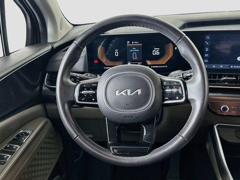 Used 2025 Kia Carnival FWD image 18