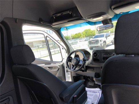 Used 2019 Mercedes-Benz Sprinter 2500 image 21