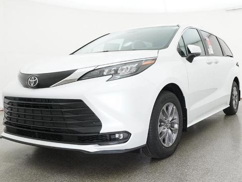 New 2026 Toyota Sienna XLE image 18