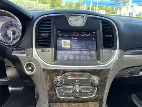 Used 2019 Chrysler 300 Limited image 7