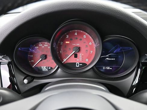 Certified 2025 Porsche Macan AWD/4WD image 30