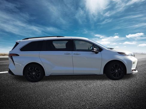 Used 2023 Toyota Sienna XSE FWD image 23