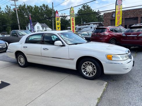 Used 2000 Lincoln Town Car Signature image 4