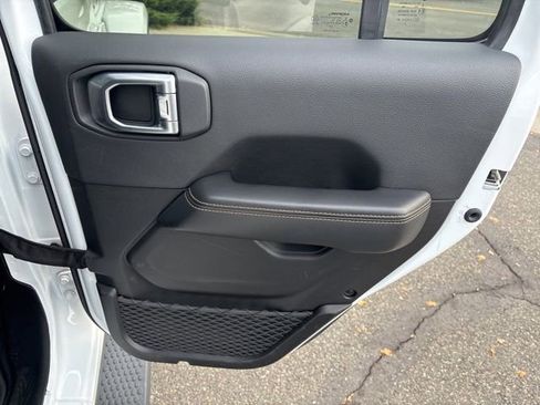 Used 2024 Jeep Wrangler Unlimited Sahara AWD/4WD image 28