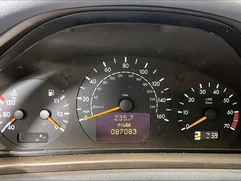 Used 2001 Mercedes-Benz CLK 320 Cabriolet image 3