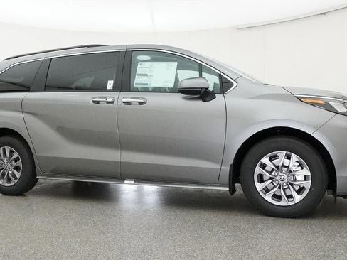 New 2026 Toyota Sienna XLE image 28