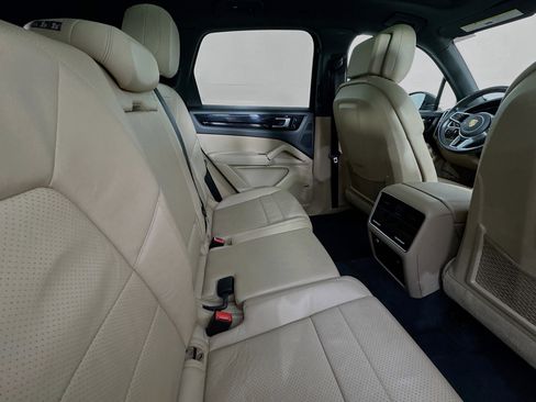 Used 2021 Porsche Cayenne w/ Driver Memory Package image 25