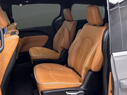 Used 2023 Chrysler Pacifica Pinnacle FWD image 22