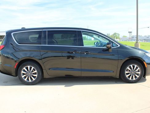 Used 2024 Chrysler Pacifica Limited FWD image 4