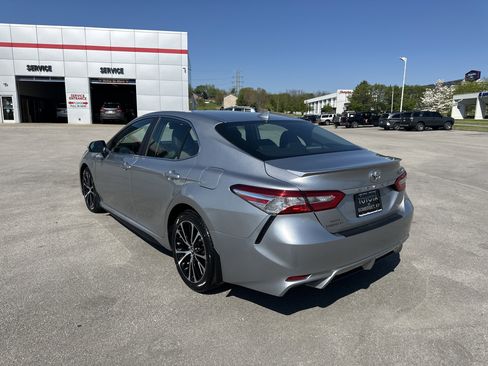 Certified 2020 Toyota Camry SE image 7