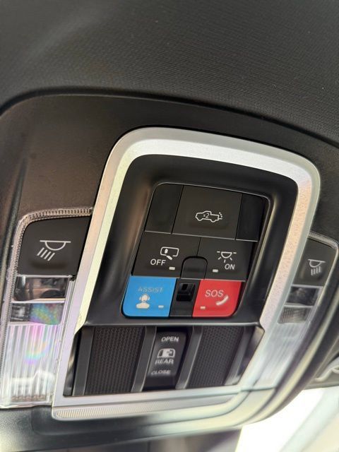 Used 2025 RAM 2500 Laramie AWD/4WD image 12