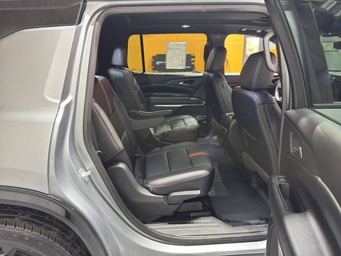 Used 2025 Chevrolet Traverse RS image 23