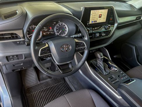 Used 2023 Toyota Highlander LE AWD/4WD image 23