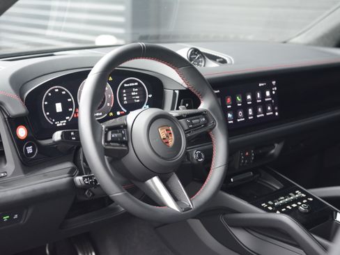 Used 2025 Porsche Cayenne GTS AWD/4WD image 4