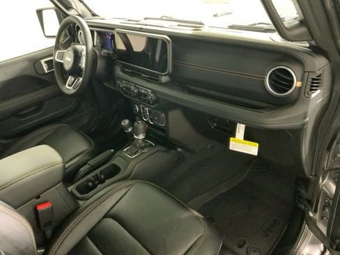 Used 2024 Jeep Wrangler Unlimited Sahara w/ Technology Group AWD/4WD image 37