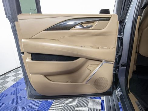 Used 2018 Cadillac Escalade ESV Platinum AWD/4WD image 14