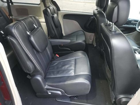 Used 2014 Chrysler Town & Country Touring FWD image 17