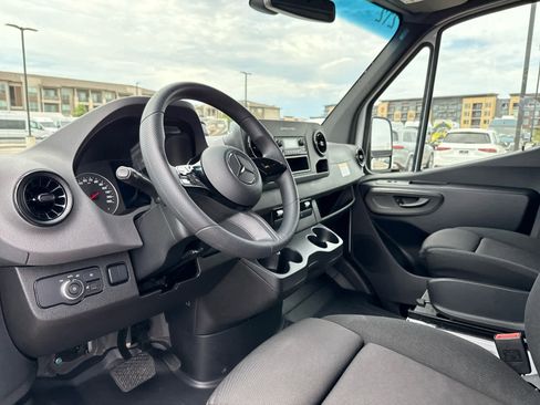 Used 2025 Mercedes-Benz Sprinter 2500 image 21