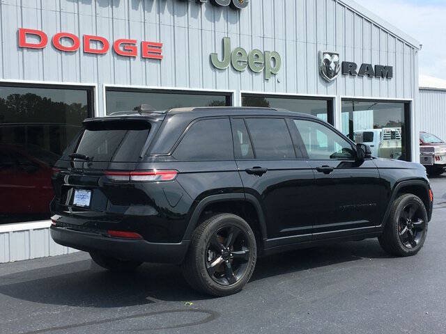Used 2023 Jeep Grand Cherokee Altitude AWD/4WD image 3