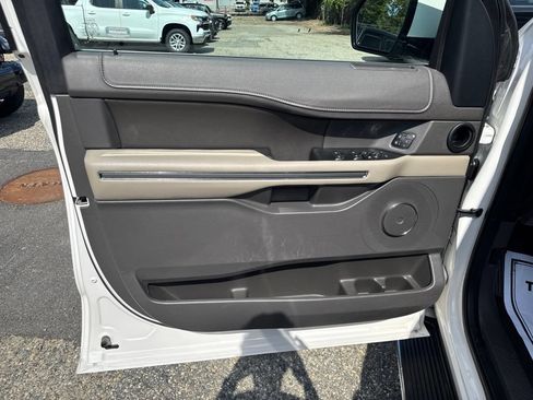 Used 2018 Ford Expedition XLT w/ Equipment Group 202A AWD/4WD image 43