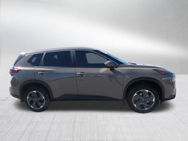 Used 2024 Nissan Rogue SV w/ SV Premium Package FWD image 2