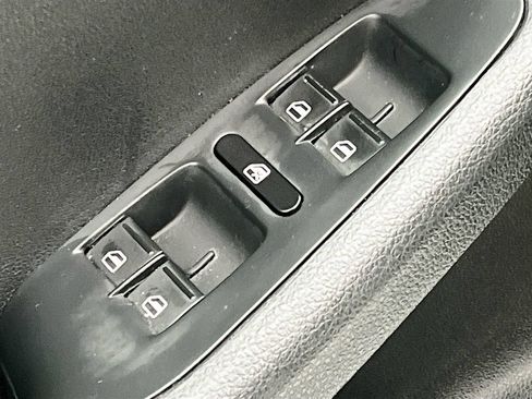 Used 2017 Volkswagen Jetta SE FWD image 16