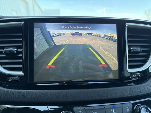 Used 2025 Chrysler Pacifica Select FWD image 42