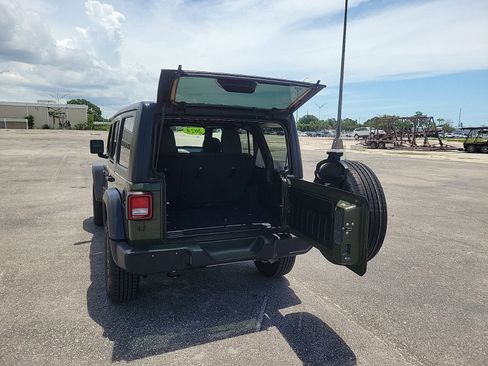 Used 2024 Jeep Wrangler Sport S image 9