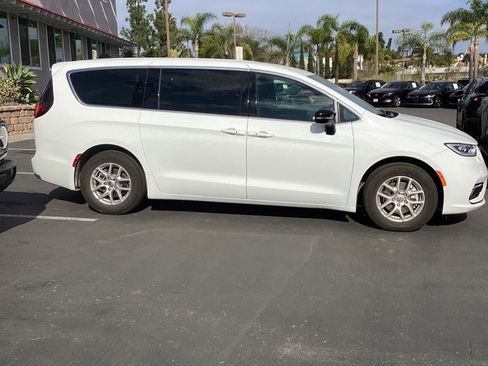 Used 2025 Chrysler Pacifica Select image 3