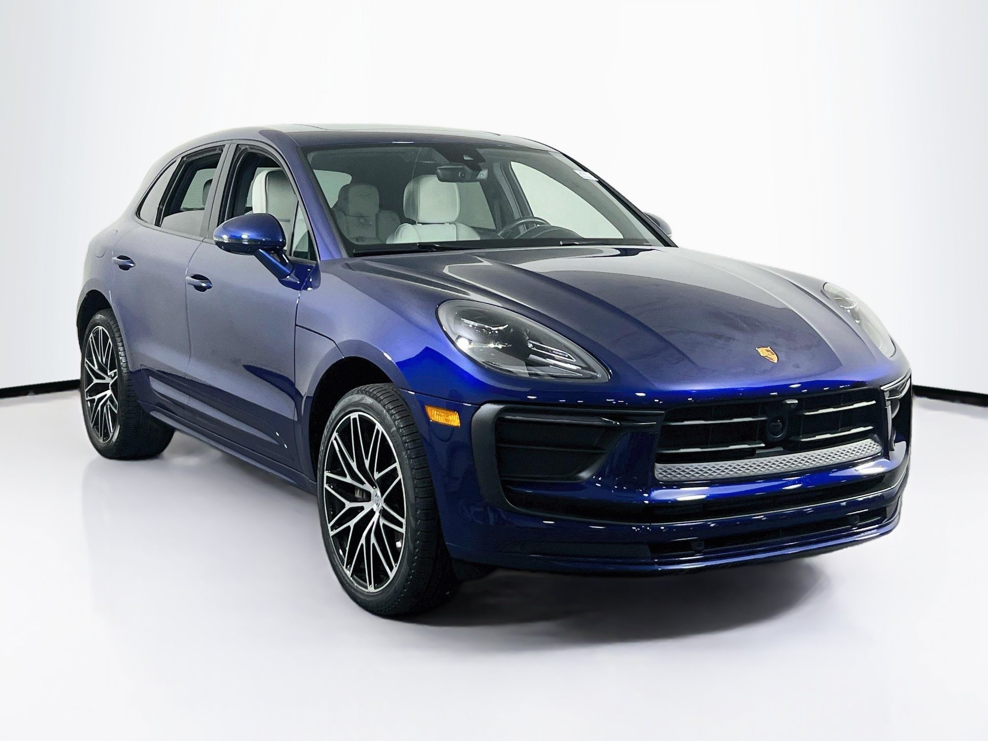 Used 2025 Porsche Macan w/ Premium Package Plus AWD/4WD image 3
