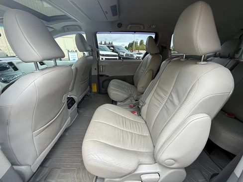 Used 2012 Toyota Sienna FWD image 6