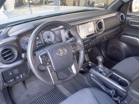 Used 2022 Toyota Tacoma TRD Off-Road image 9