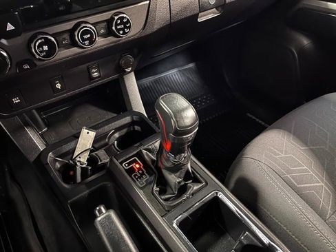 Used 2017 Toyota Tacoma TRD Sport AWD/4WD image 29